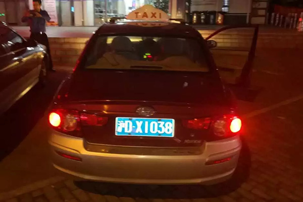 出租統(tǒng)一亮紅色“電調(diào)”燈查非法客運(yùn)，上海創(chuàng)建路查方法查獲9輛克隆車(chē)