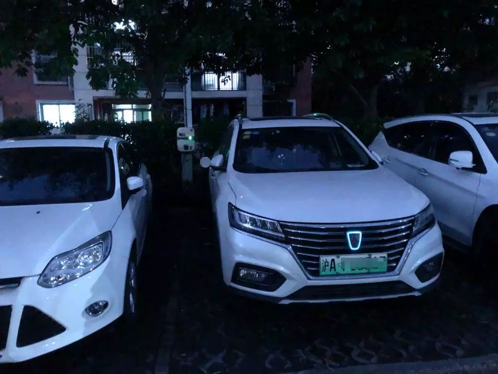 想給車充電得開(kāi)10公里！如何解決出租車夜間“一樁難求”？