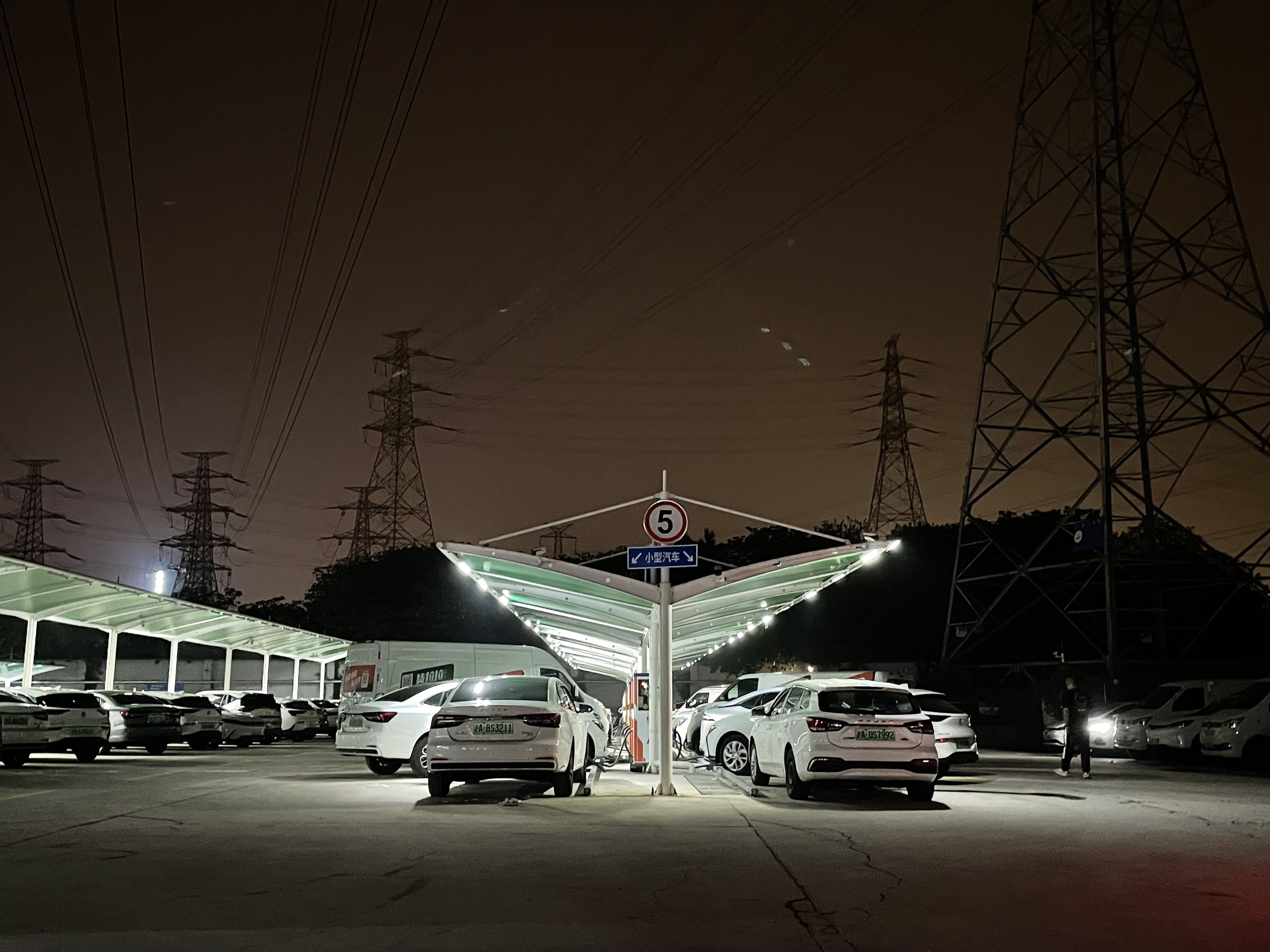 網(wǎng)約車司機(jī)，“卷”在車流里